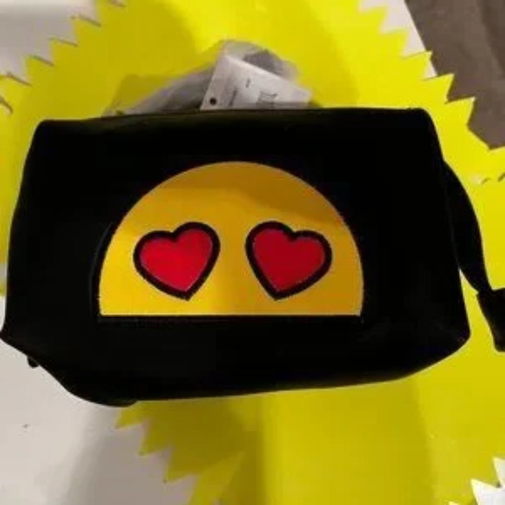 Olivia Miller Heart Clutch Purse with Zipper and Inner Pocket‎ (New with Tags)